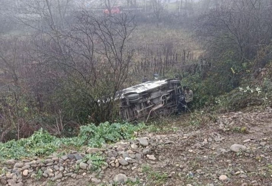 Qusarda avtobus dərəyə aşdı: xəsarət alanların adları bilindi