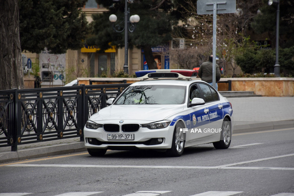 Gəncədə DYP avtomobili qəzaya düşüb