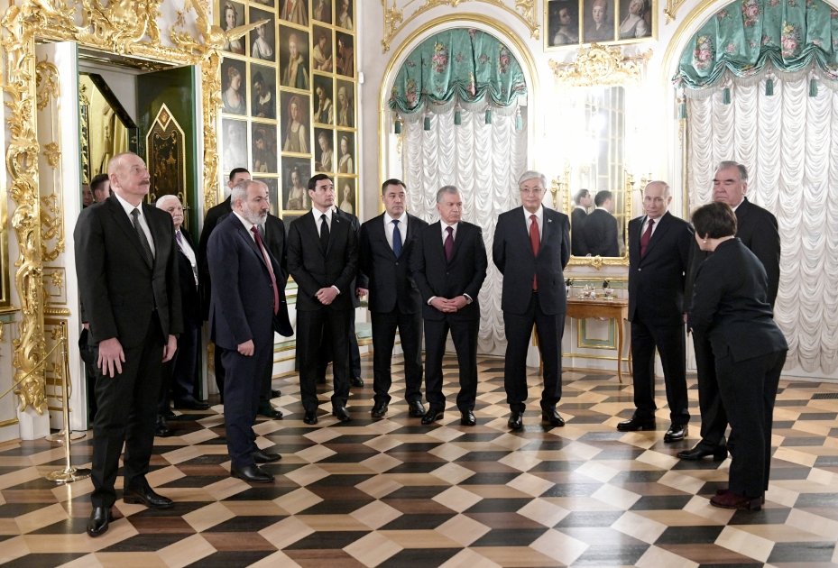 Prezident İlham Əliyev Sankt-Peterburqda “Böyük Peterhof Sarayı” ilə tanış olub - FOTO