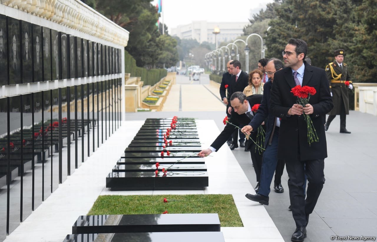 Türkiyə XİN başçısının müavini Fəxri xiyabanı və Şəhidlər xiyabanını ziyarət edib - FOTO