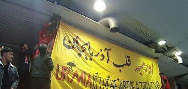 Tehranda milli şüar yazılı banner qaldırıldı