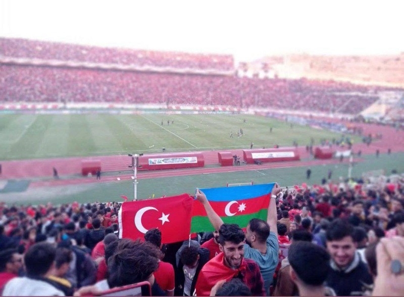 Təbrizdə Azərbaycan bayrağı qaldıranlar gənclər saxlanılıb