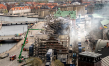 Kopenhagendə yanan tarixi birjanın fasadı uçub