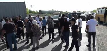 “Никол – предатель”, “Никол – убийца”: перекрыта трасса Гюмри-Армавир