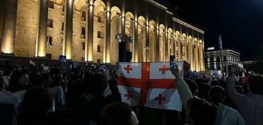 Gürcüstan polisi parlament binasının ətrafında etirazçılara qarşı rezin güllələrdən istifadə edib -VİDEO