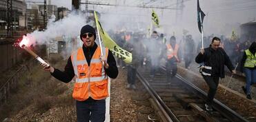 Parisdə dəmir yolu işçiləri tətilə hazırlaşırlar