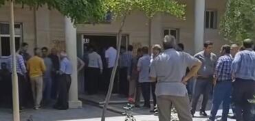 Urmuda sement zavodunun işçiləri etiraz aksiyası keçirir