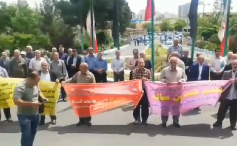 Azərbaycanlı təqaüdçülər etiraz aksiyaları keçiriblər