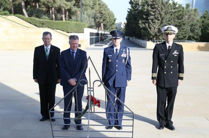 ABŞ Müdafiə Kəşfiyyat İdarəsinin nümayəndəsi Şəhidlər Xiyabanını ziyarət edib