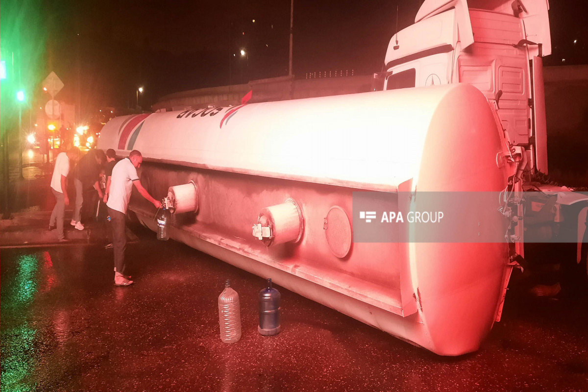 Bakıda yanacaqdaşıyan yük avtomobili aşıb, yanacaq yerə daşıb