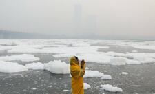 Yeni Dehlidə Yamuna çayını toksik köpük örtüb