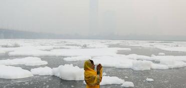 Yeni Dehlidə Yamuna çayını toksik köpük örtüb