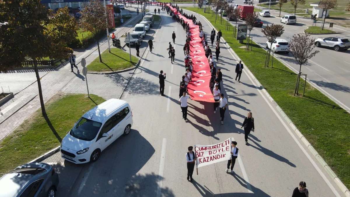 Bursada şagirdlər terroru lənətləmək üçün yürüş keçirib