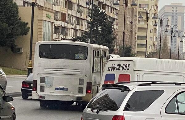 Avtobus sürücüsü qapını açmadı, əlil sərnişini vurdu