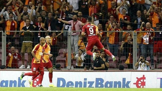 "Fənərbağça" "Qalatasaray"la xal fərqini azaltdı