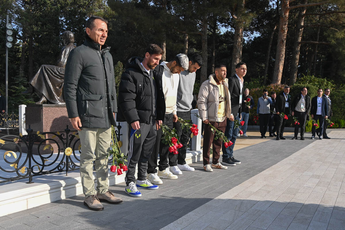 Messi və komanda yoldaşları Heydər Əliyevin məzarını ziyarət edib - FOTO