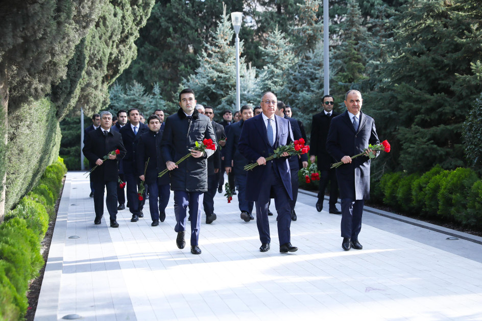 AQTA-nın əməkdaşları Fəxri xiyabanda Ümummilli Liderin məzarını ziyarət edib