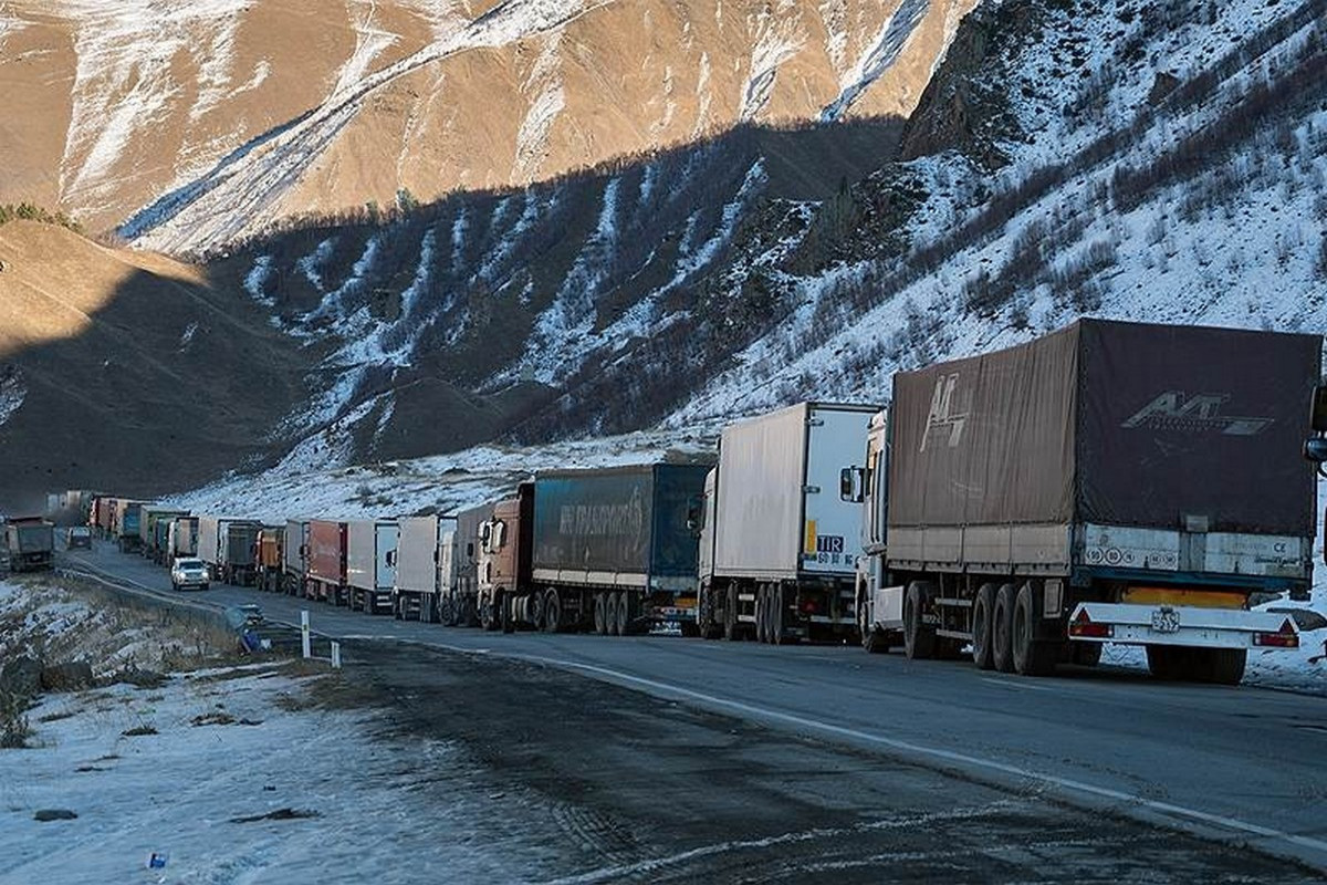 Ermənistanı Rusiya ilə birləşdirən yol yük avtomobilləri üçün bağlanıb