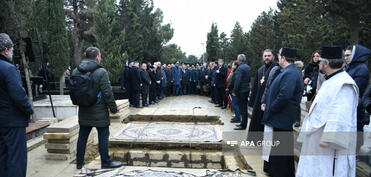 Aktauda təyyarə qəzasında həlak olan ekipaj üzvlərinin II Fəxri xiyabanda dəfn mərasimi keçirilir  - FOTO