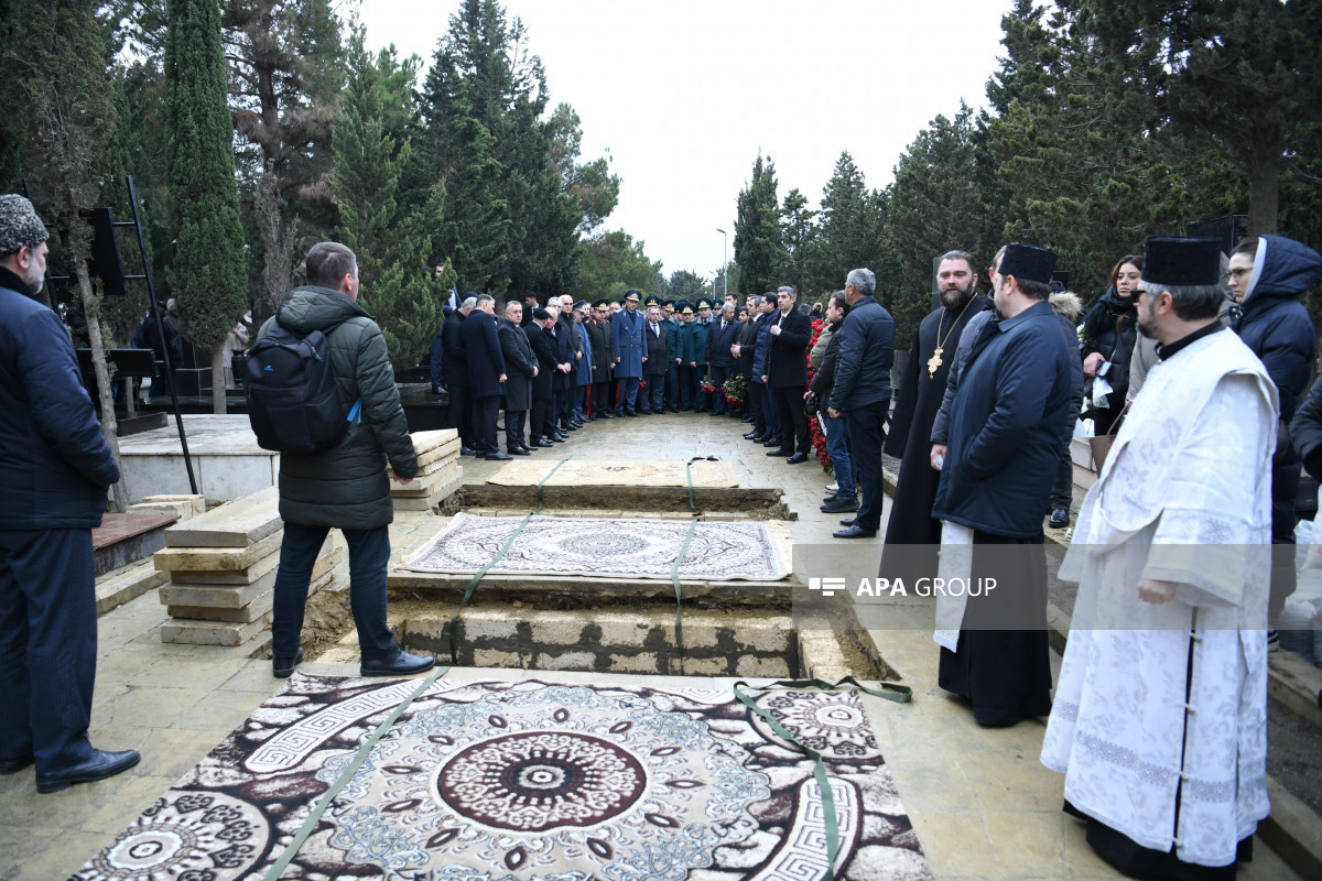 Aktauda təyyarə qəzasında həlak olan ekipaj üzvlərinin II Fəxri xiyabanda dəfn mərasimi keçirilir  - FOTO