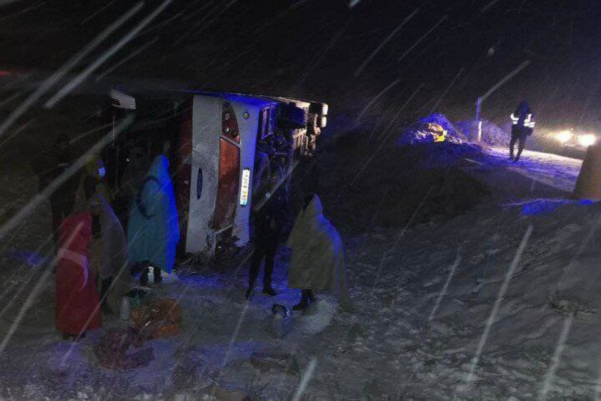 İranda avtobus aşıb, 16 nəfər yaralanıb