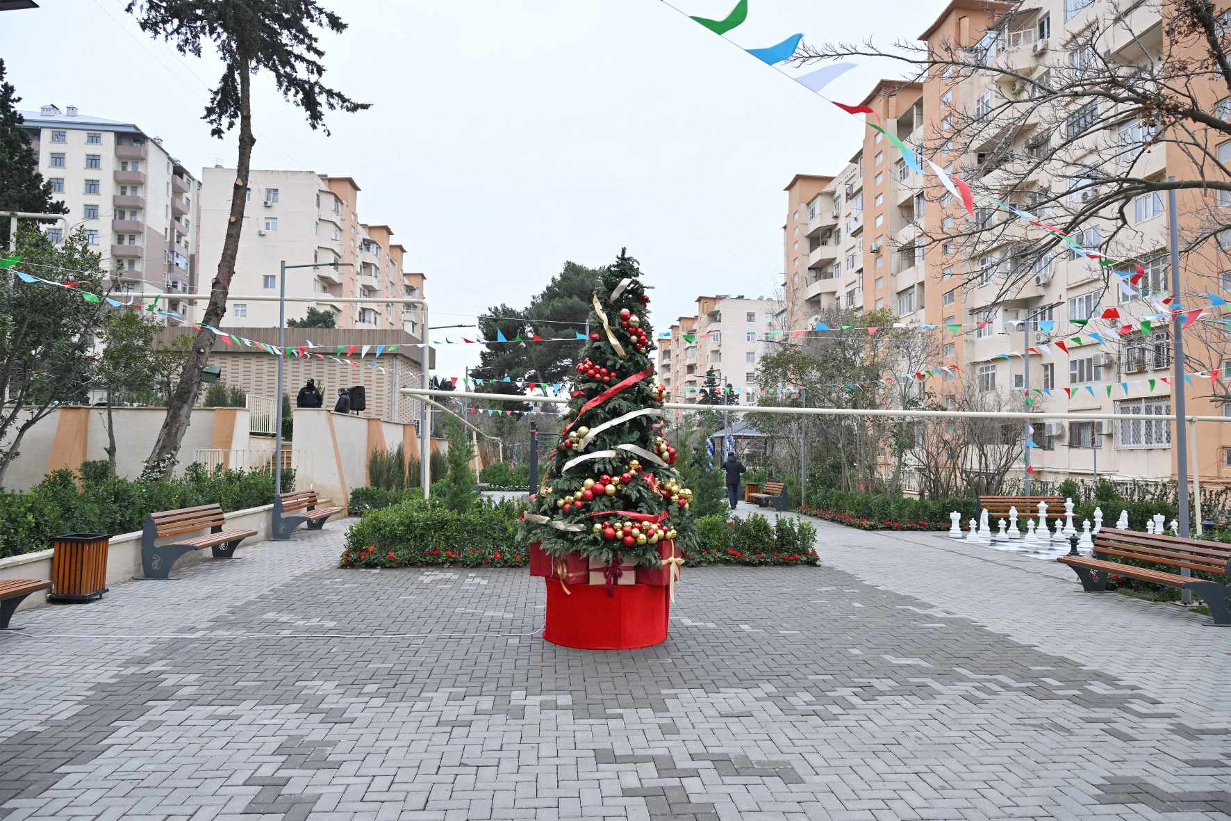 Bakıda növbəti yenilənmiş həyətlər istifadəyə verilib