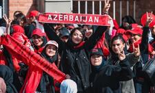 Təbrizdə polis qadınların stadiona daxil olmasına mane olur