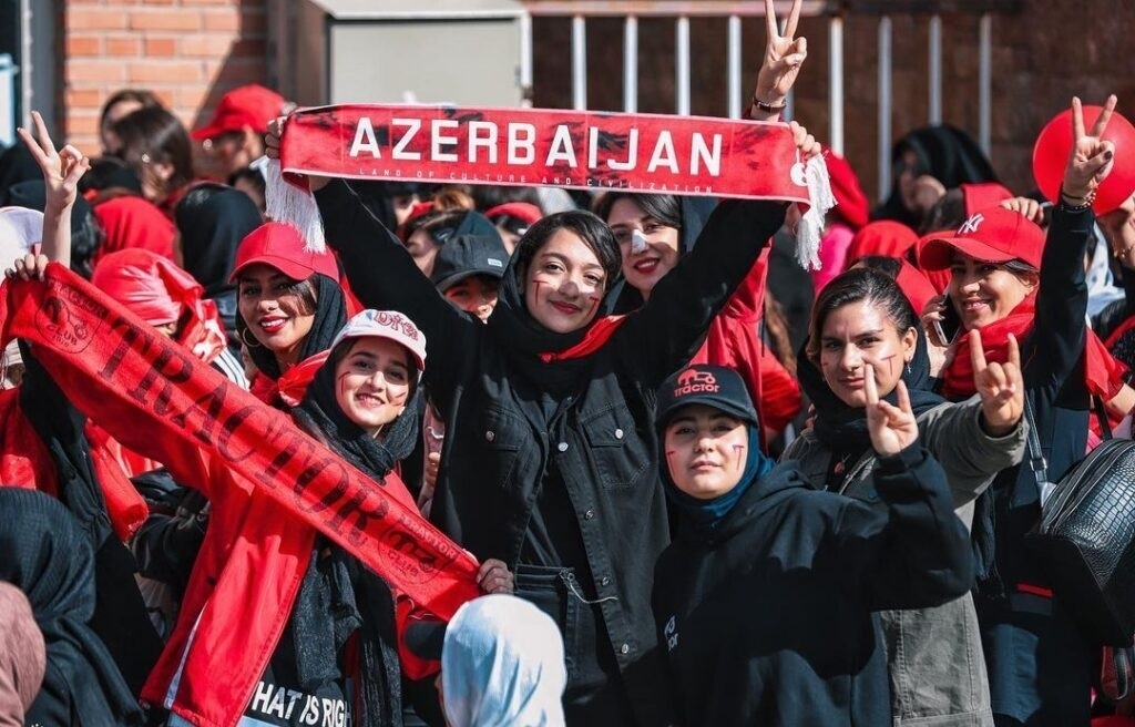 Təbrizdə polis qadınların stadiona daxil olmasına mane olur