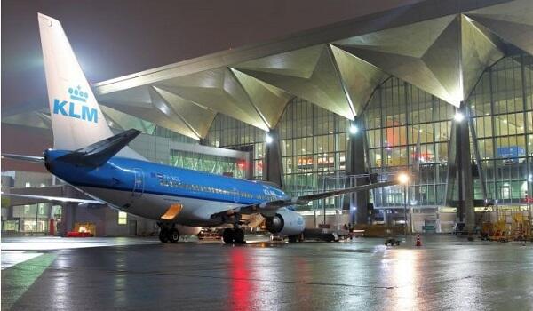 Piterdə sərnişinlər 27 saatdır aeroportda qalıb - Səbəb