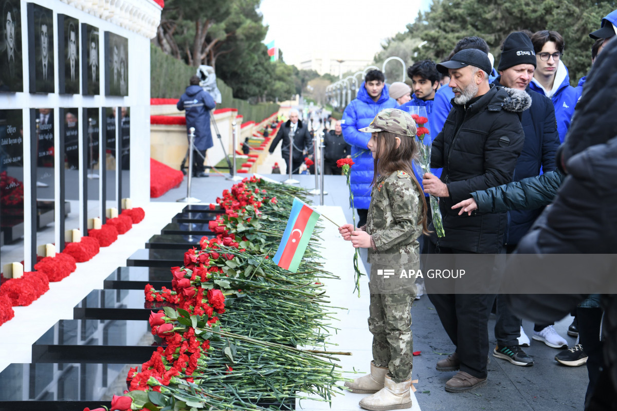 Azərbaycan 20 Yanvar şəhidlərini anır - FOTO