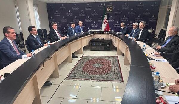 Hikmət Hacıyev Tehranda Kamal Xərrazi ilə görüşdü