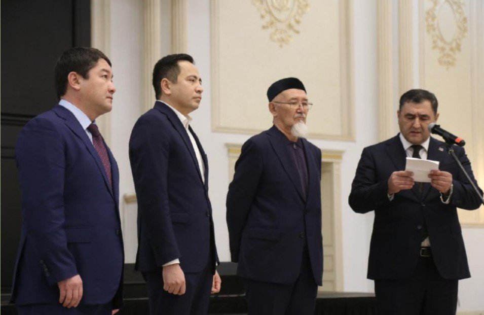 В Актау прошел поминальный ас в память о жертвах авиакатастрофы AZAL
