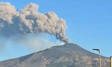 İtaliyadakı Etna dağı kül və lava püskürür