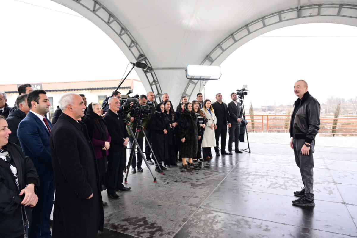 Prezident Xocalının Ballıca kəndində görülən işlərlə tanış olub, bir qrup sakinlə görüşüb - FOTO / YENİLƏNİB