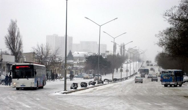 Bakıda yollar buz bağladı