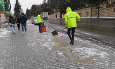 Səhər saatlarından paytaxtda qardan təmizlik işləri davam edir