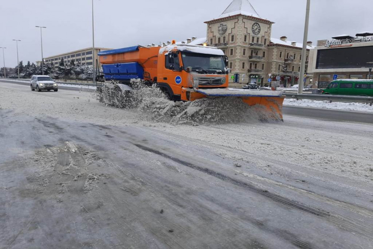 Paytaxtda qardan təmizləmə işləri davam edir