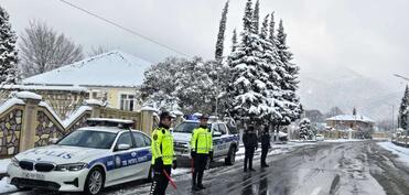 Hava şəraiti ilə bağlı bölgələrdə polis əməkdaşlarının gücləndirilmiş rejimdə fəaliyyəti davam edir