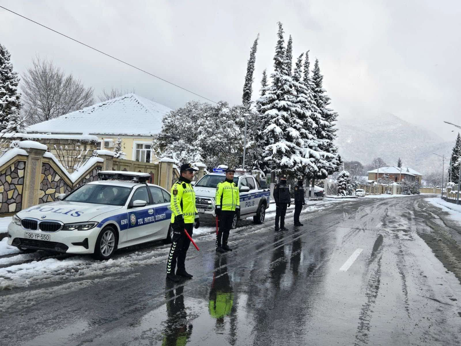 Hava şəraiti ilə bağlı bölgələrdə polis əməkdaşlarının gücləndirilmiş rejimdə fəaliyyəti davam edir