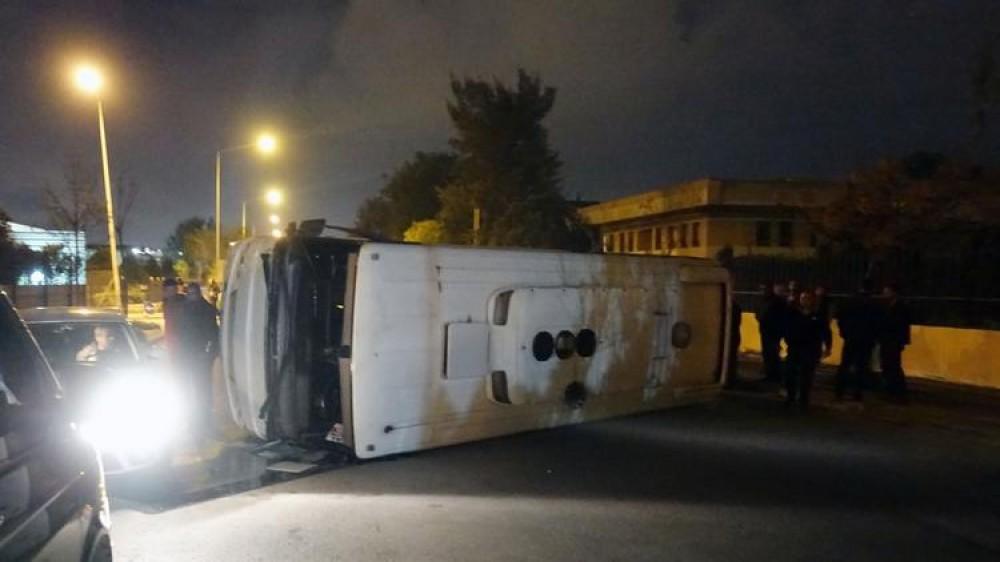 Türkiyədə avtobus beton səddə çırpıldı: yaralılar var