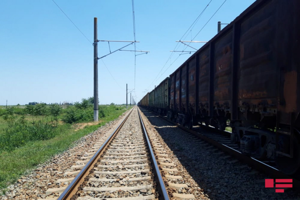 Dəmir yolunu müəyyən edilmiş yerlərdən kənar keçənlər cərimələnəcək