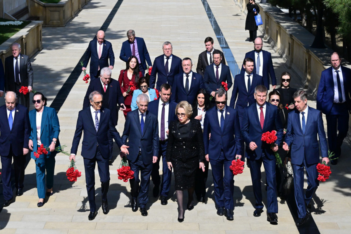 Rusiya Federal Məclisi Federasiya Şurasının sədri Şəhidlər xiyabanını ziyarət edib