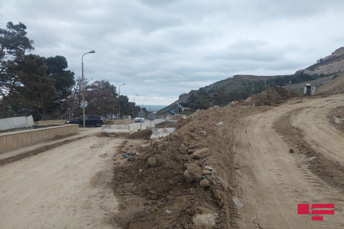 Ağsuda yolda torpaq sürüşməsi olub