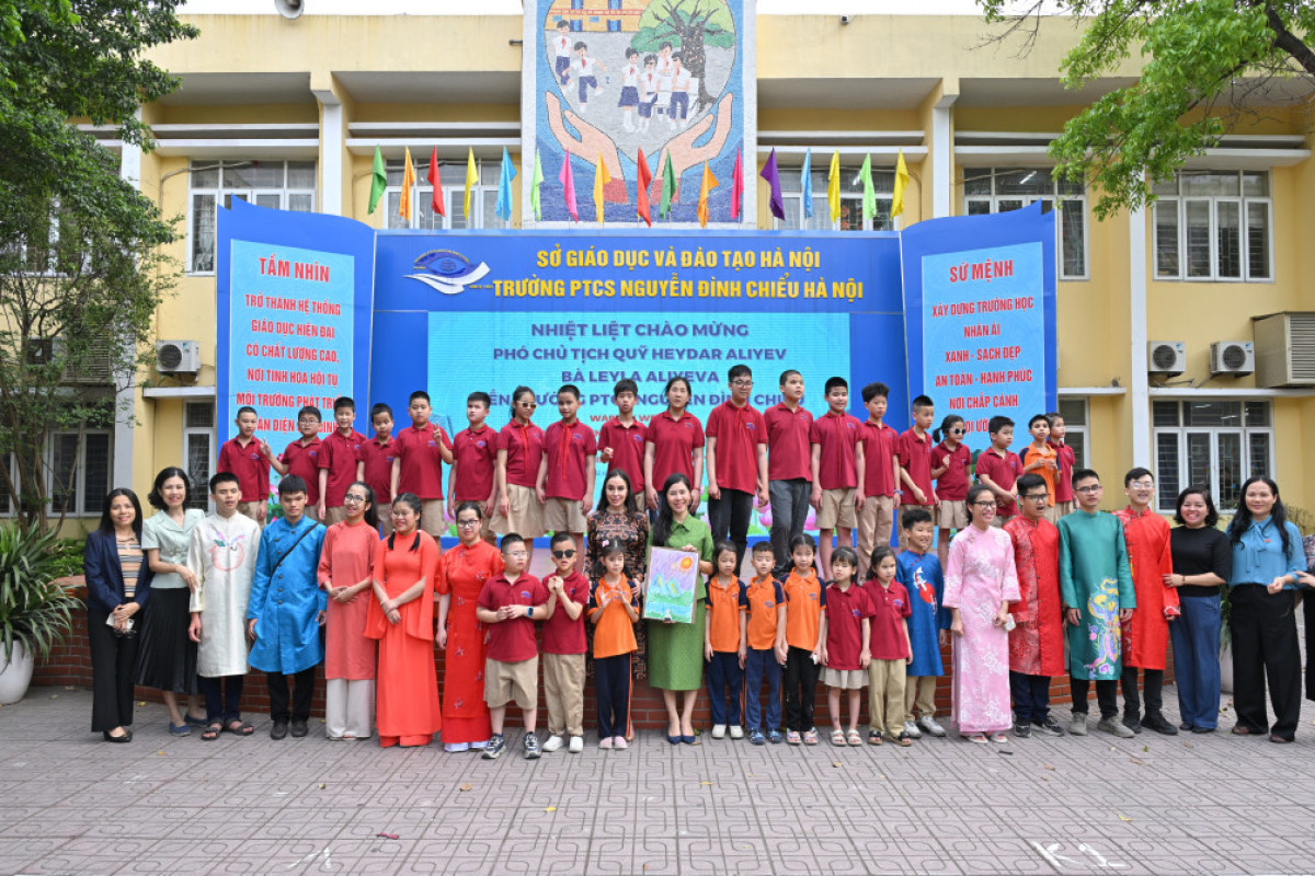 Leyla Əliyeva Hanoyda görmə qabiliyyəti məhdud şəxslər üçün məktəbdə olub