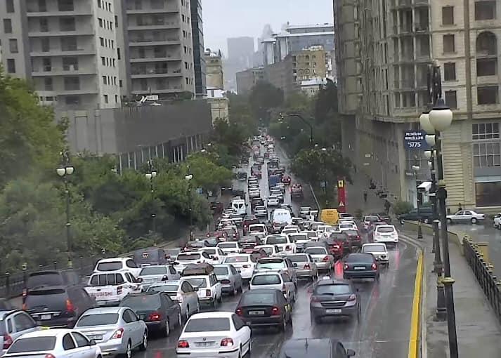 Bakıda yol üstündə dava: ürəyindən bıçaqladı - Video