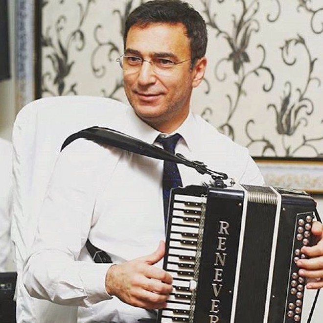 Qarmonun şirmayi dillərində süzən barmaqlar...
