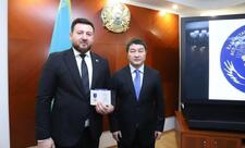 Tokayev Azərbaycanın tanınmış aktyorunun oğlunu təltif etdi