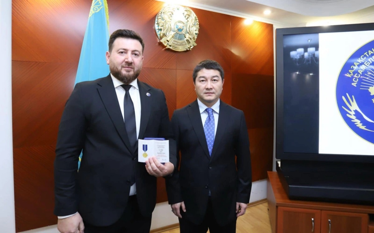 Tokayev Azərbaycanın tanınmış aktyorunun oğlunu təltif etdi