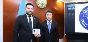 Tokayev Azərbaycanın tanınmış aktyorunun oğlunu təltif etdi