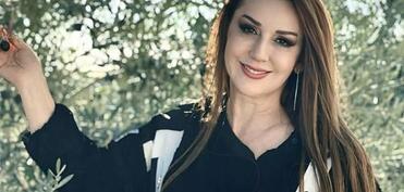 Səsinə borclu xanım